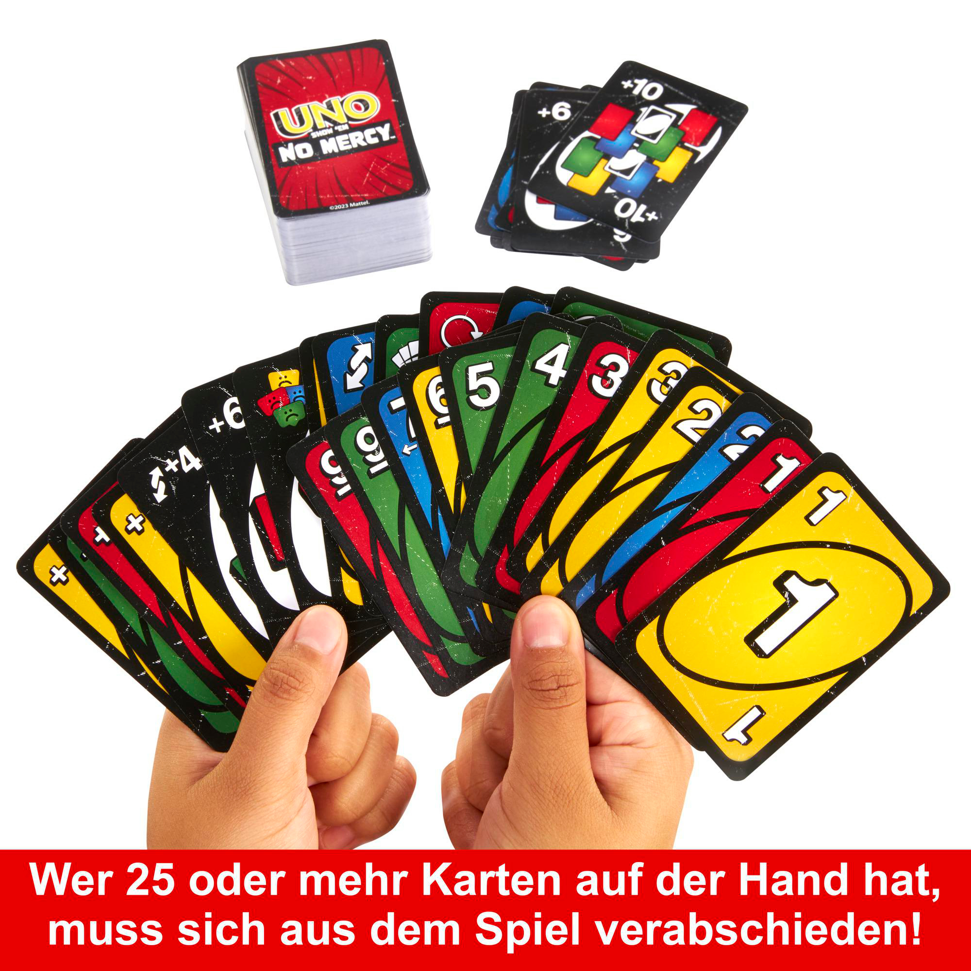Hände einer Person, die UNO-Karten und einen Stapel halten.