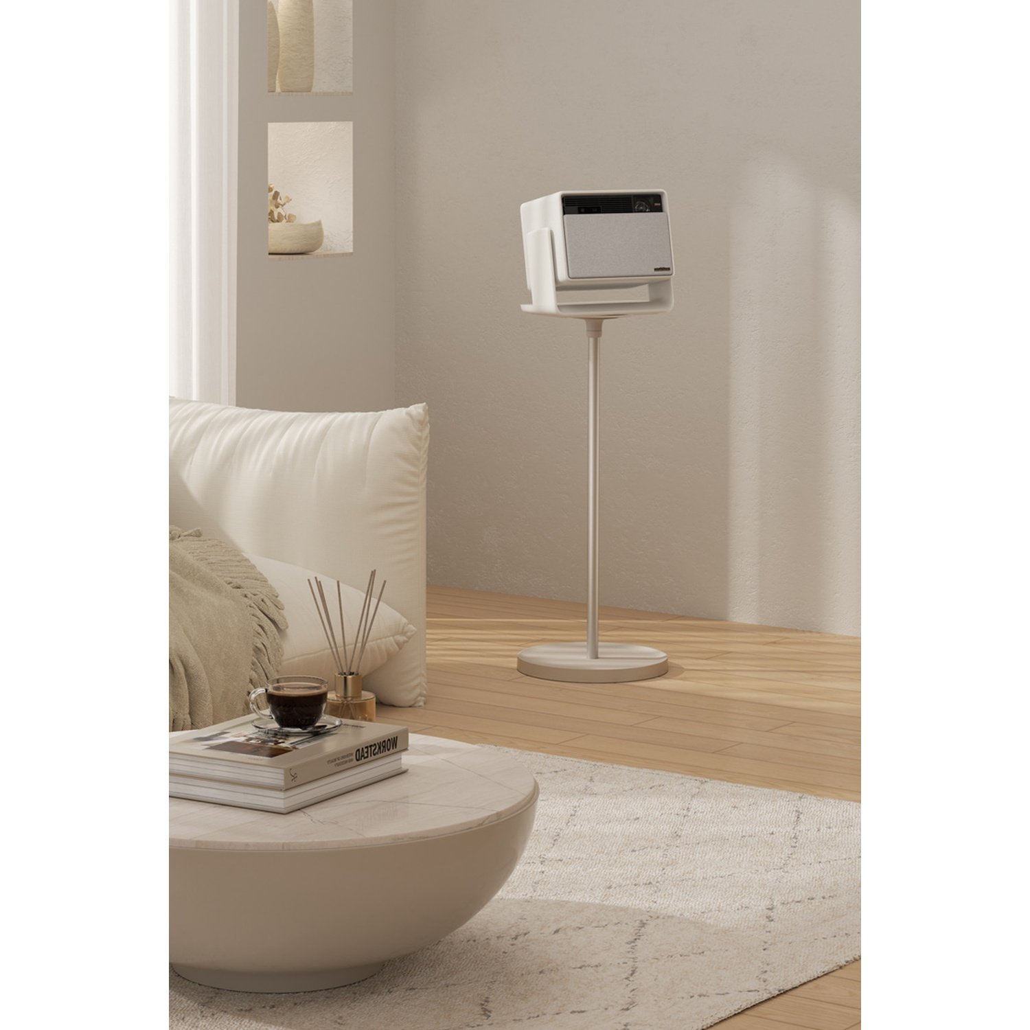 Un purificatore d'aria moderno su un supporto in un soggiorno, con un tavolino e un divano.