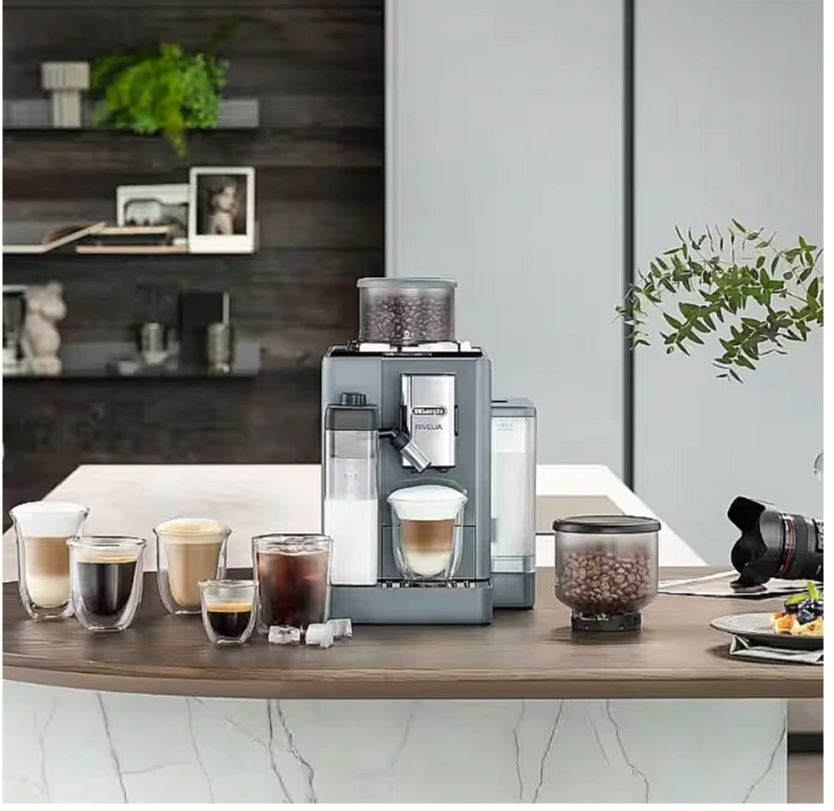 Kahve fincanları, bir bardak ve kahve çekirdekleriyle bir öğütücü ile modern kahve makinesi.