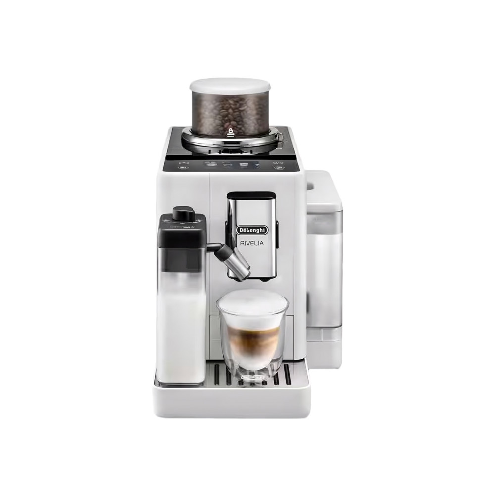 Entegre süt kabı ve bir bardak latte ile beyaz bir De'Longhi kahve makinesi.