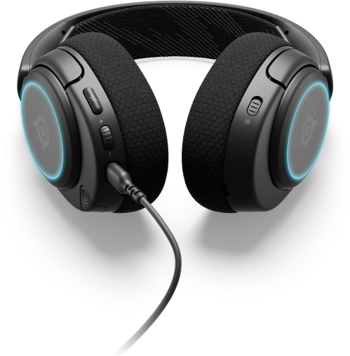 Cuffie da gioco nere con una luce blu attorno ai padiglioni auricolari. Le cuffie sono su sfondo nero.