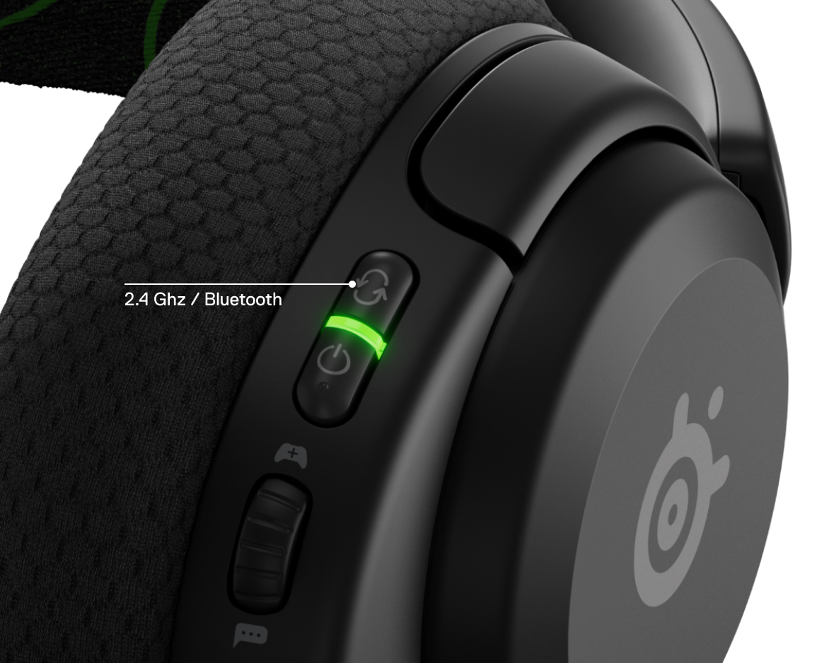 Nahaufnahme eines schwarzen Gaming-Headsets, Hervorhebung der Power- und Bluetooth-Taste.