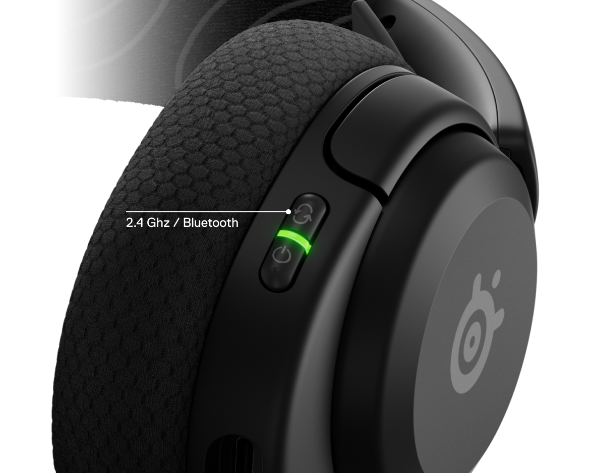 Gros plan d'un casque de jeu noir, montrant les boutons d'alimentation et Bluetooth, avec une lumière verte.