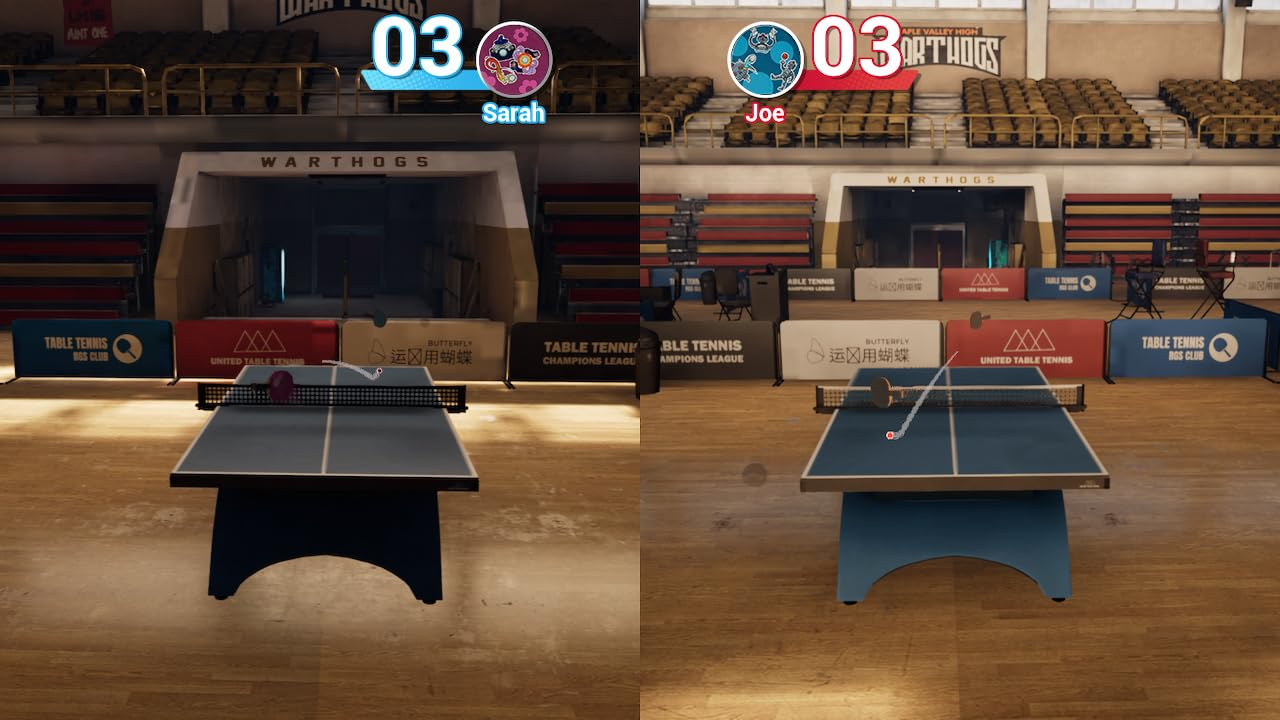 Dos mesas de ping pong con jugadores, marcador y logotipos en un estadio deportivo. Marcador 03-03.