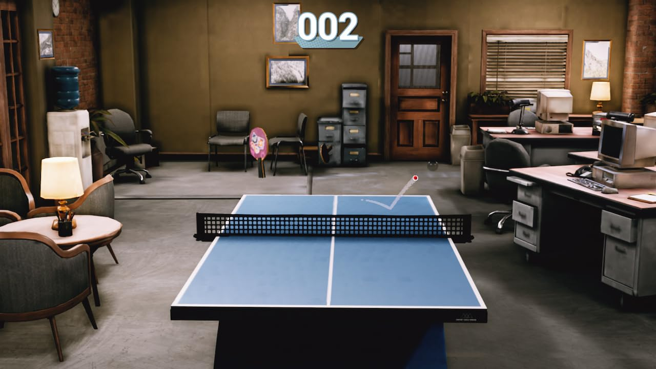 Una escena de juego de ping pong en una oficina con una red, pelota y pantalla de puntuación.