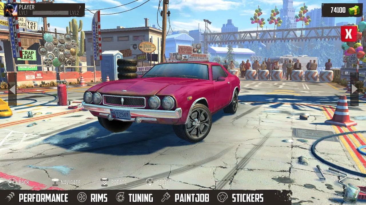 Pantalla de videojuego: Un coche rosa en una escena de carreras. La interfaz del juego está en la parte inferior y derecha.