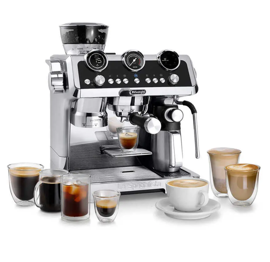 Paslanmaz çelik espresso makinesi, etrafında kahve fincanları ve bardaklarla.
