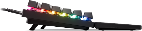 Schwarze Tastatur mit Regenbogen-Hintergrundbeleuchtung. Tasten sind von der Seite sichtbar.