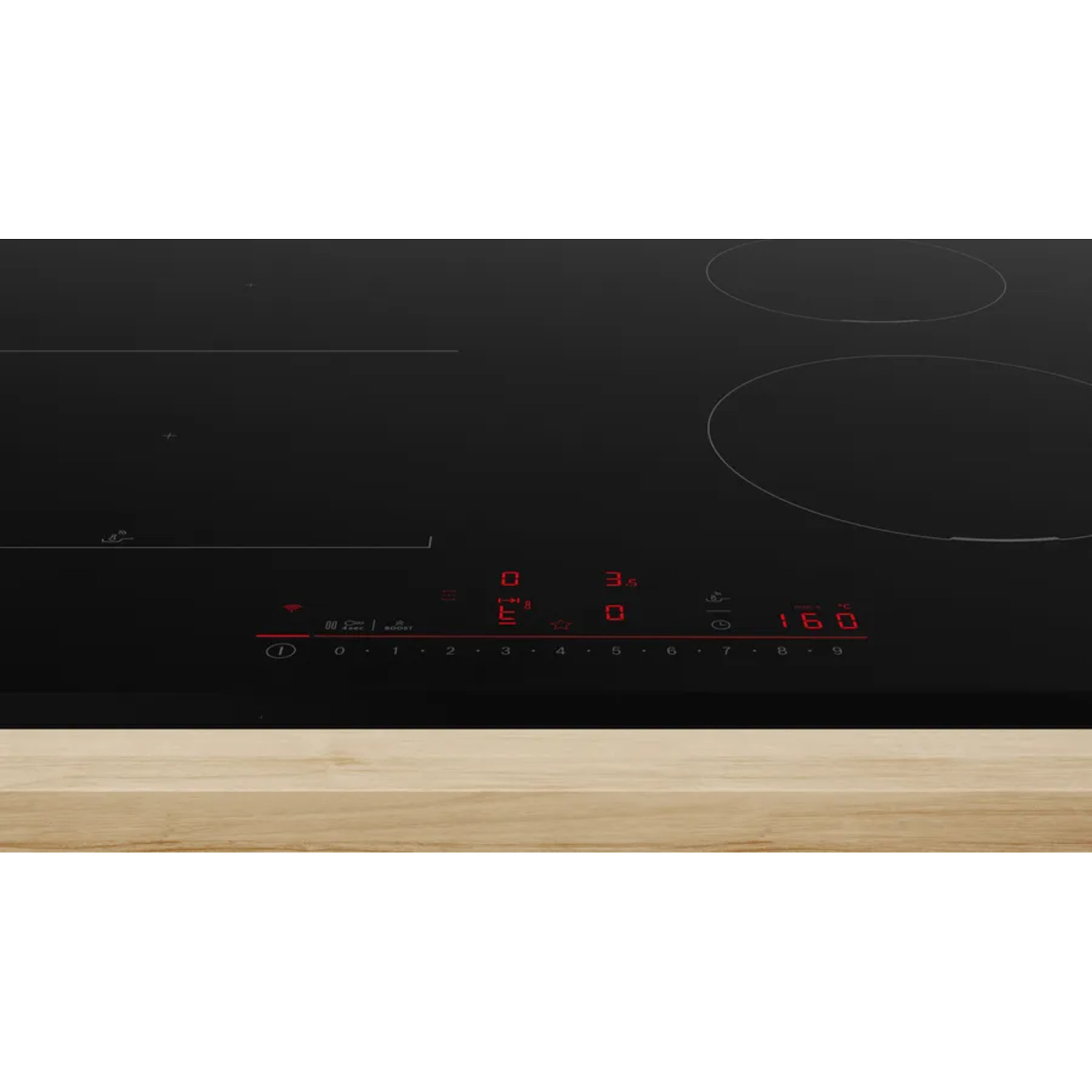 Table de cuisson à induction noire avec affichage rouge. Indicateurs de puissance et de température visibles.