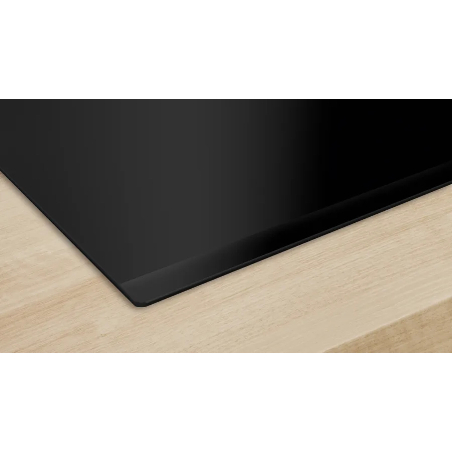 Gros plan sur une surface de table de cuisson à induction noire.