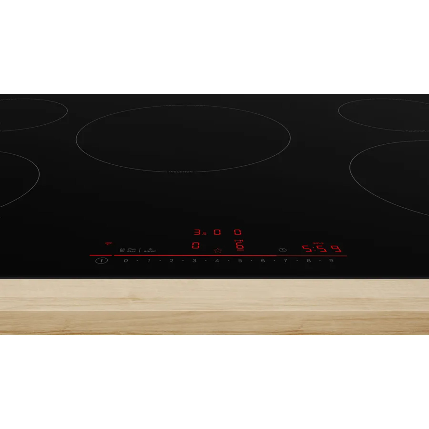 Close-up van een zwart inductiekookveld met rood verlicht display, houten aanrecht.