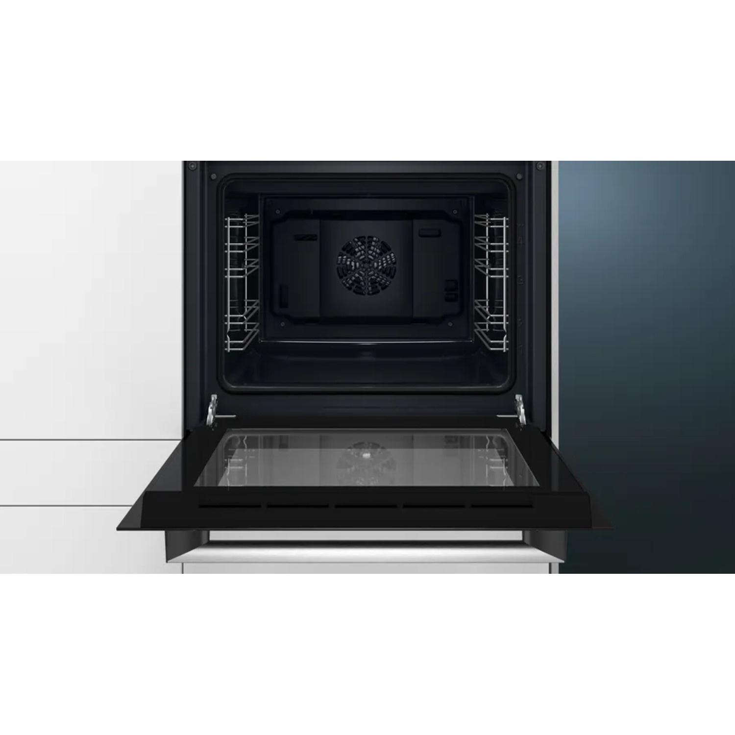 Een open oven met een zwart interieur, de deur is open.