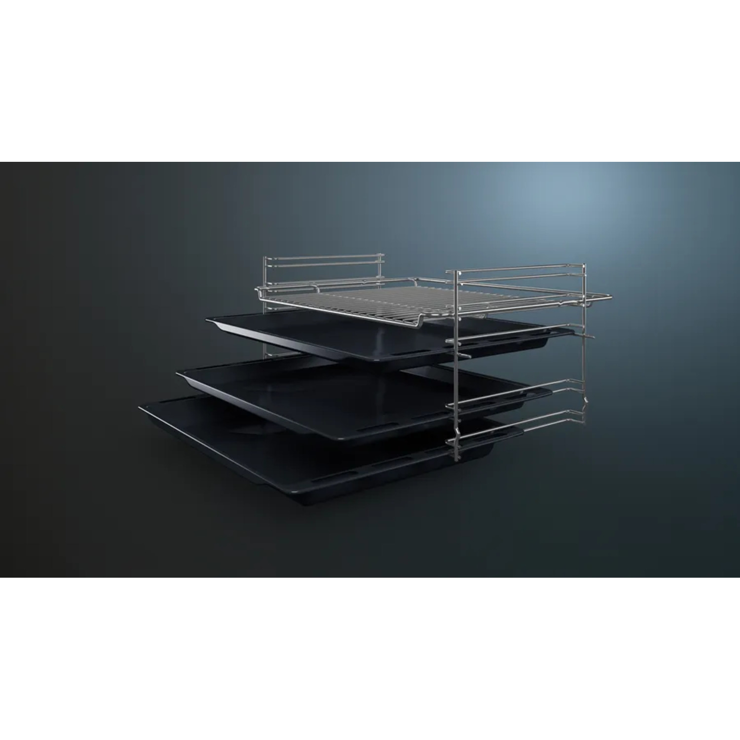Metalen ovenrek met drie zwarte trays, gestapeld op een grijze achtergrond.
