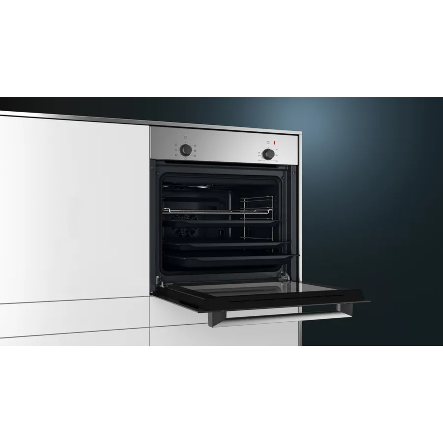 Een oven met de deur open, met rekken en bakplaten.