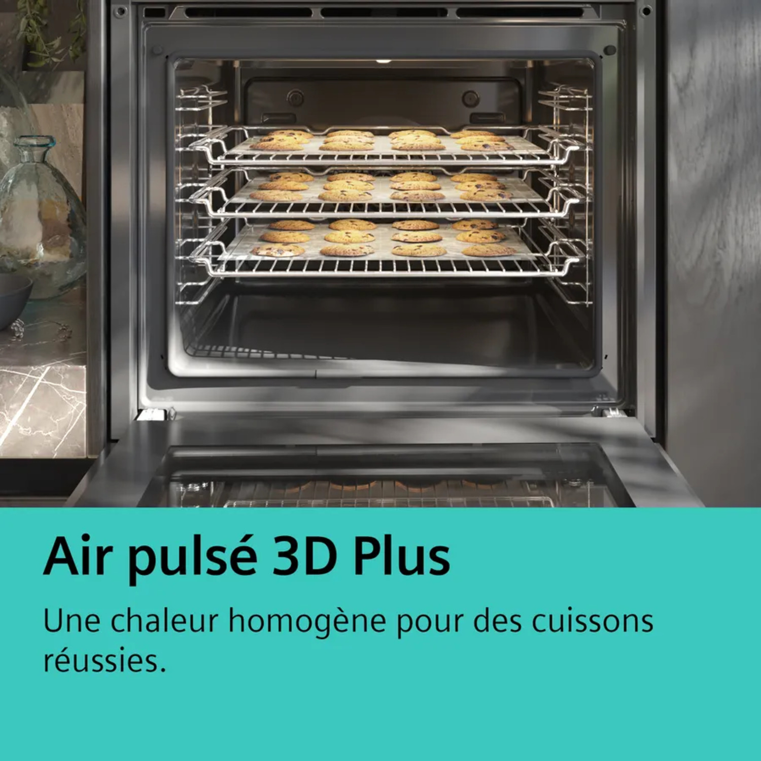 Intérieur d'un four avec trois grilles, remplies de biscuits, et la porte ouverte.