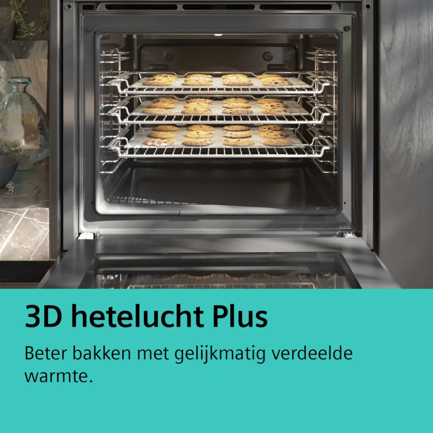 Oveninterieur met koekjes op drie roosters.