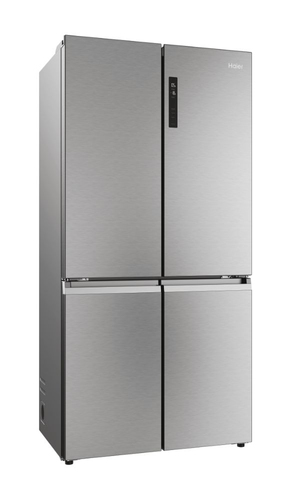 Un refrigerador moderno de acero inoxidable con cuatro puertas, aislado sobre un fondo blanco.