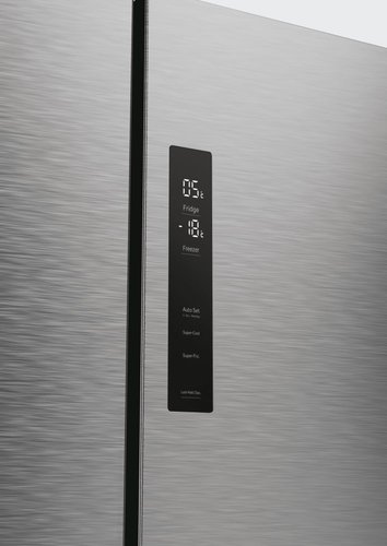 Una puerta de nevera de acero con una pantalla digital que muestra las temperaturas del frigorífico y congelador.