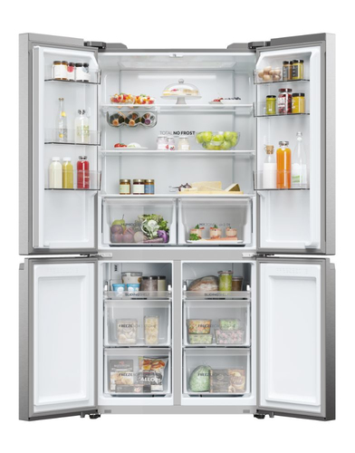 El interior de un refrigerador, lleno de comida.
