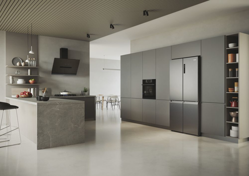 Interior de cocina moderno con gabinetes e isla grises.