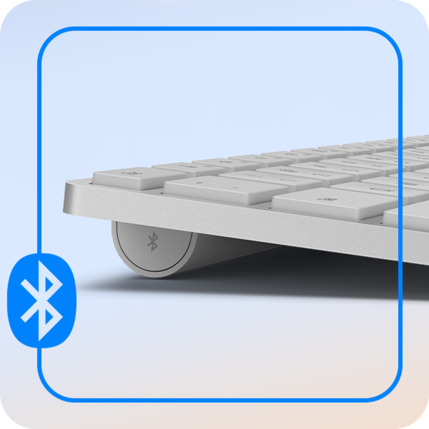 Een zilverkleurig toetsenbord met een Bluetooth-symbool aan de zijkant, in een blauwe kader.