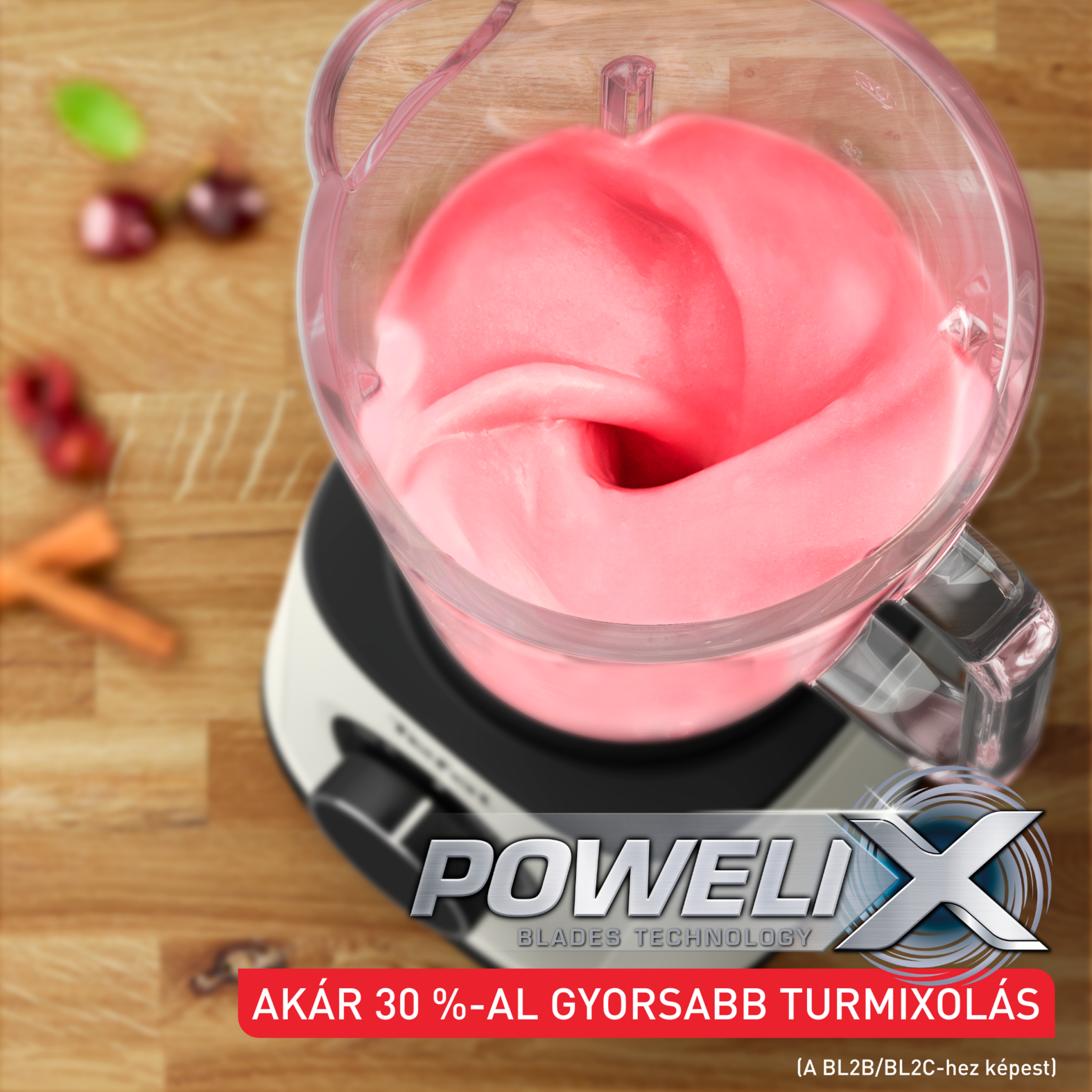 Egy turmixgép tartály rózsaszín keverékkel. Szöveg: Akár 30%-kal gyorsabb keverés Powelix pengékkel.