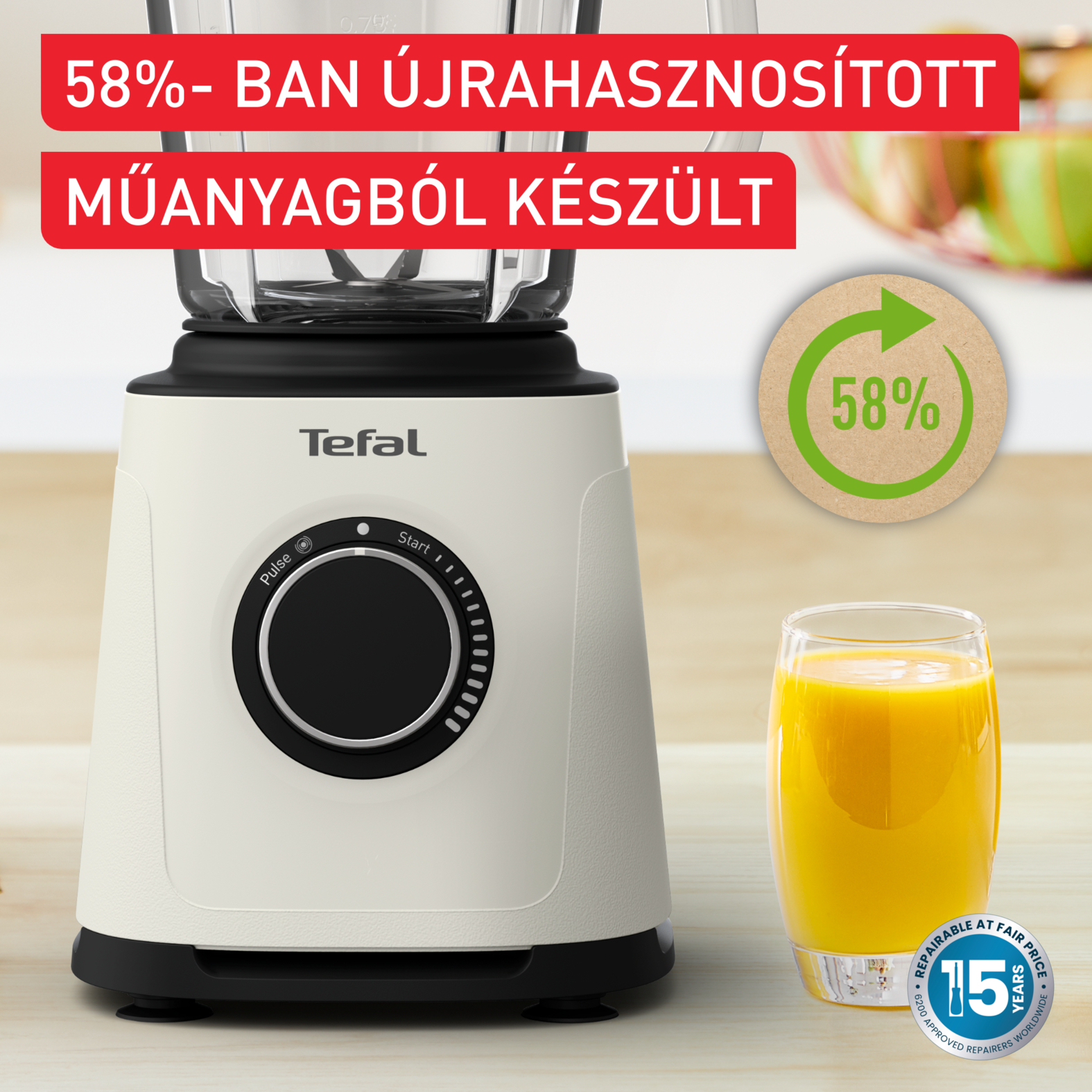 Egy turmixgép narancslével. Egy címke van rajta, amely szerint '58% újrahasznosított műanyag'.