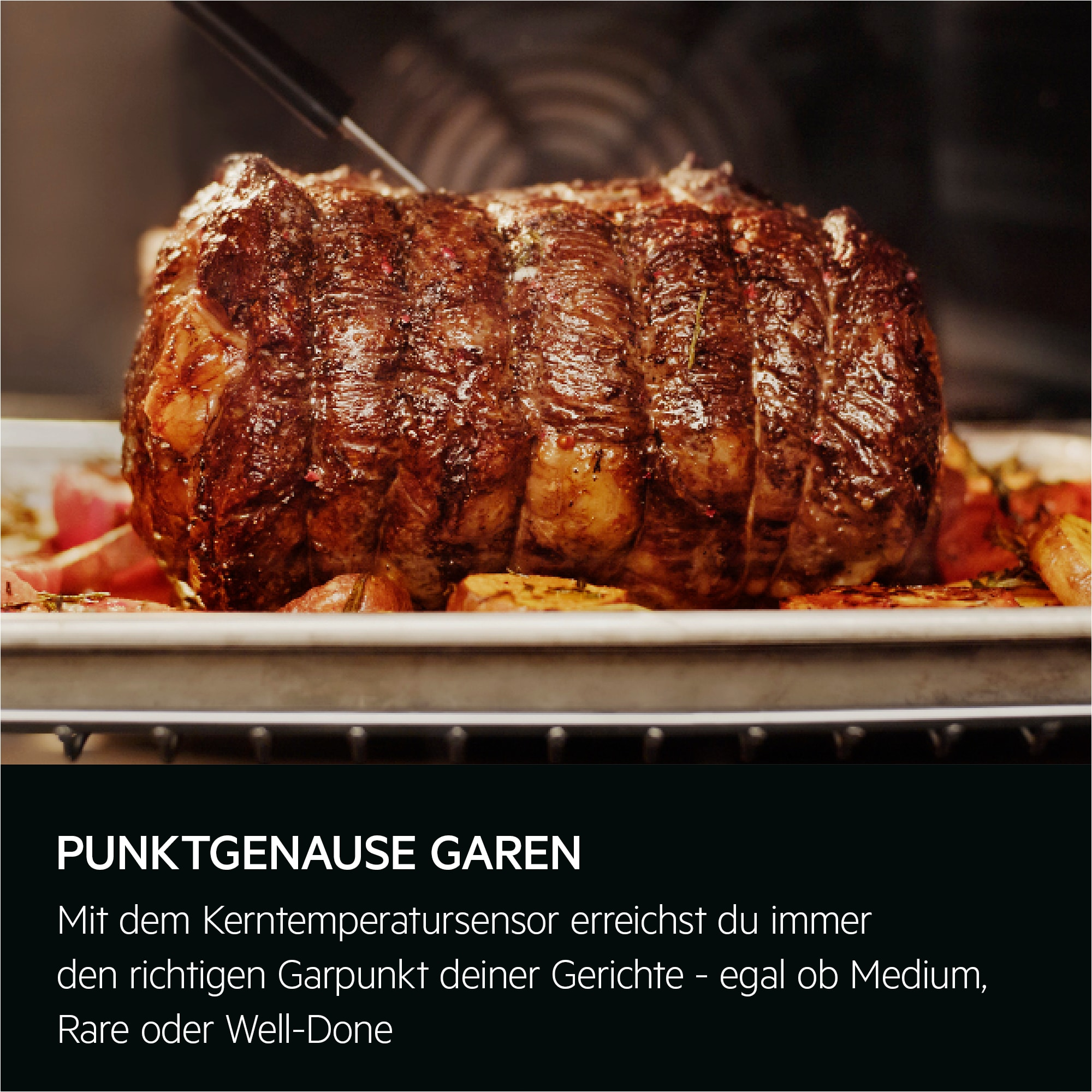 Gebratener Rinderbraten auf einem Backblech mit Gemüse. Ein Thermometer ist eingesetzt. Ofeninneres sichtbar.