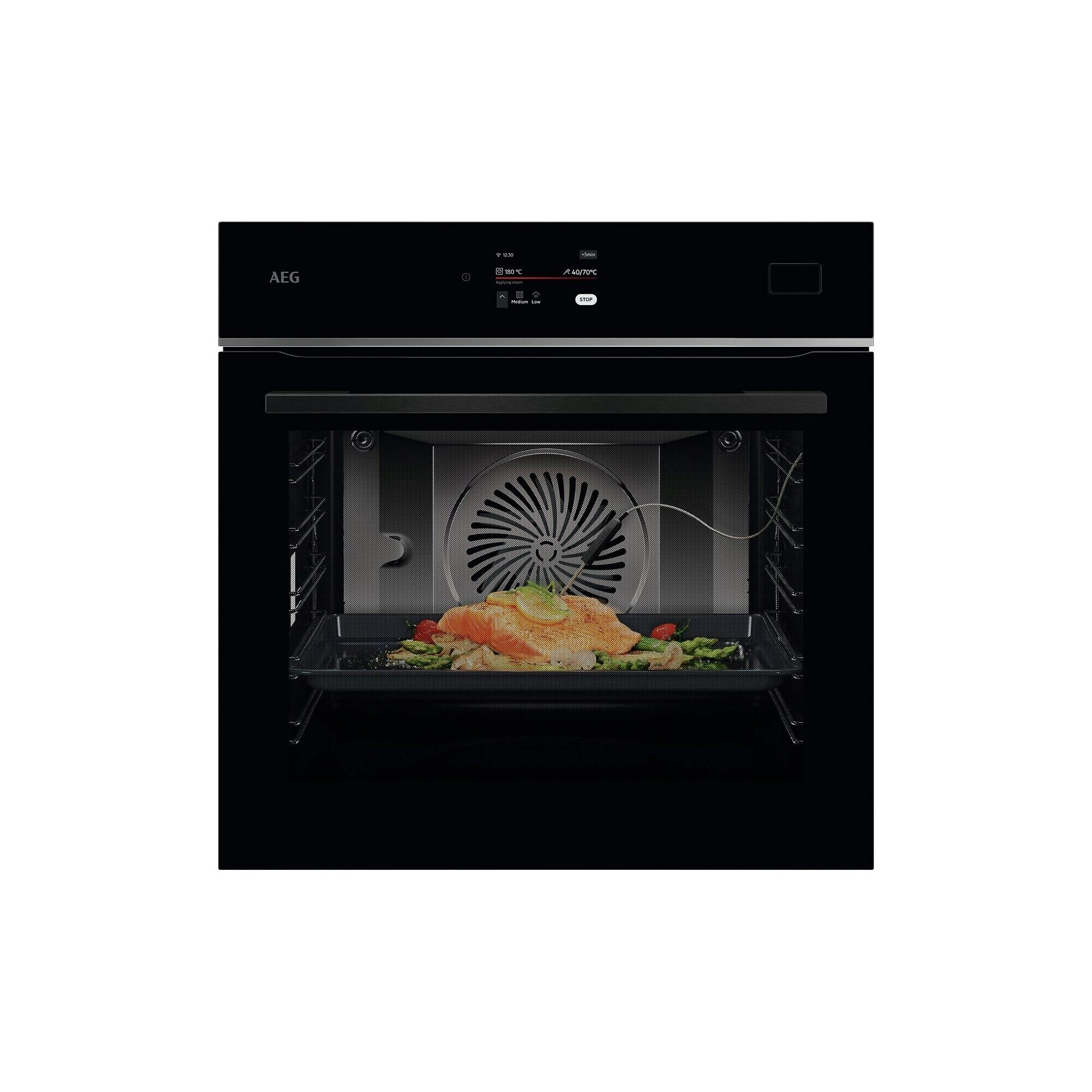 Ein schwarzer Backofen mit Display, offene Tür mit Speisen.