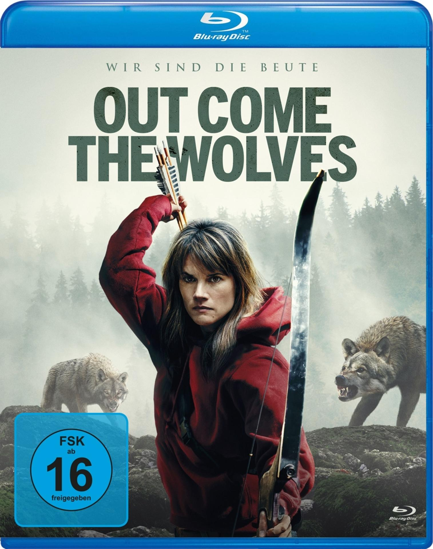 Blu-ray-Disc-Cover für 'Out Come the Wolves'. Eine Frau mit Pfeil und Bogen und Wölfe im Hintergrund.