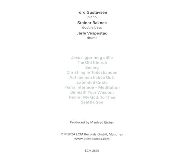 Weißer Hintergrund mit Text, der Musiker auflistet: Tord Gustavsen, Steinar Raknes, Jarle Vespestad. Auch Albumtitel.