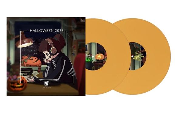 Albumcover und zwei orangefarbene Schallplatten. Cover zeigt Person mit Kopfhörern und Halloween-Thema.