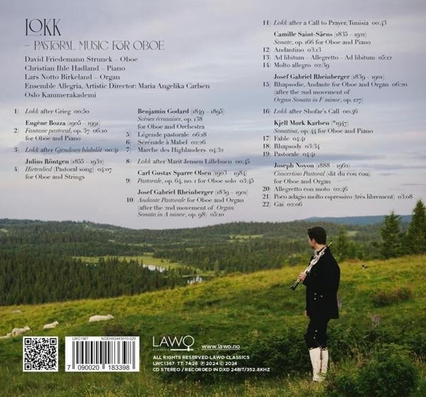 Ein Mann in schwarzem Anzug spielt Flöte auf einem grünen Hügel. Im Hintergrund befindet sich ein CD-Cover mit musikalischen Details.