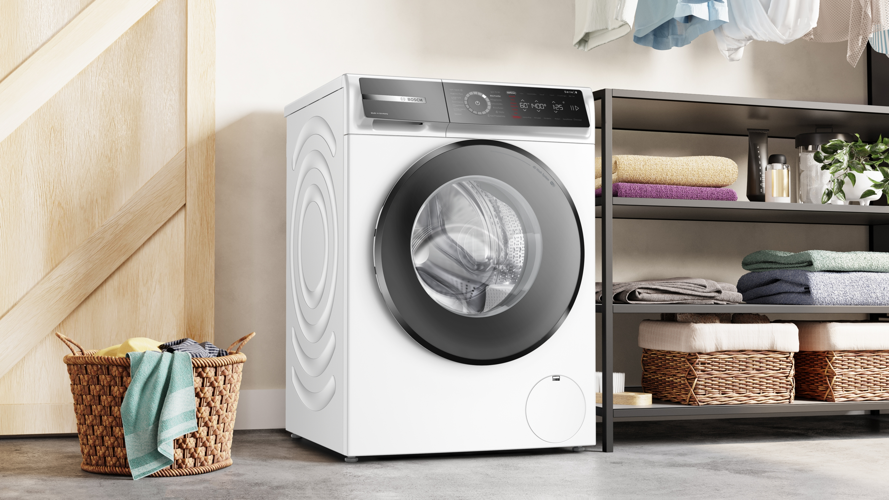 Weiße Waschmaschine neben Wäschekorb mit Kleidung und Regal mit Gegenständen.