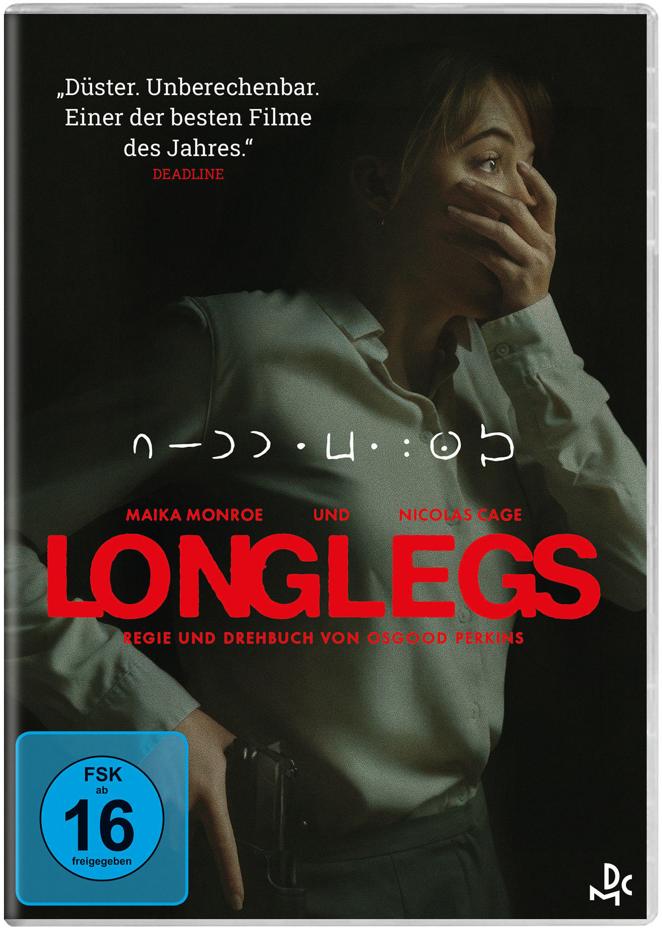 Filmcover. Eine Frau, die ihren Mund bedeckt. Der Titel lautet Longlegs.