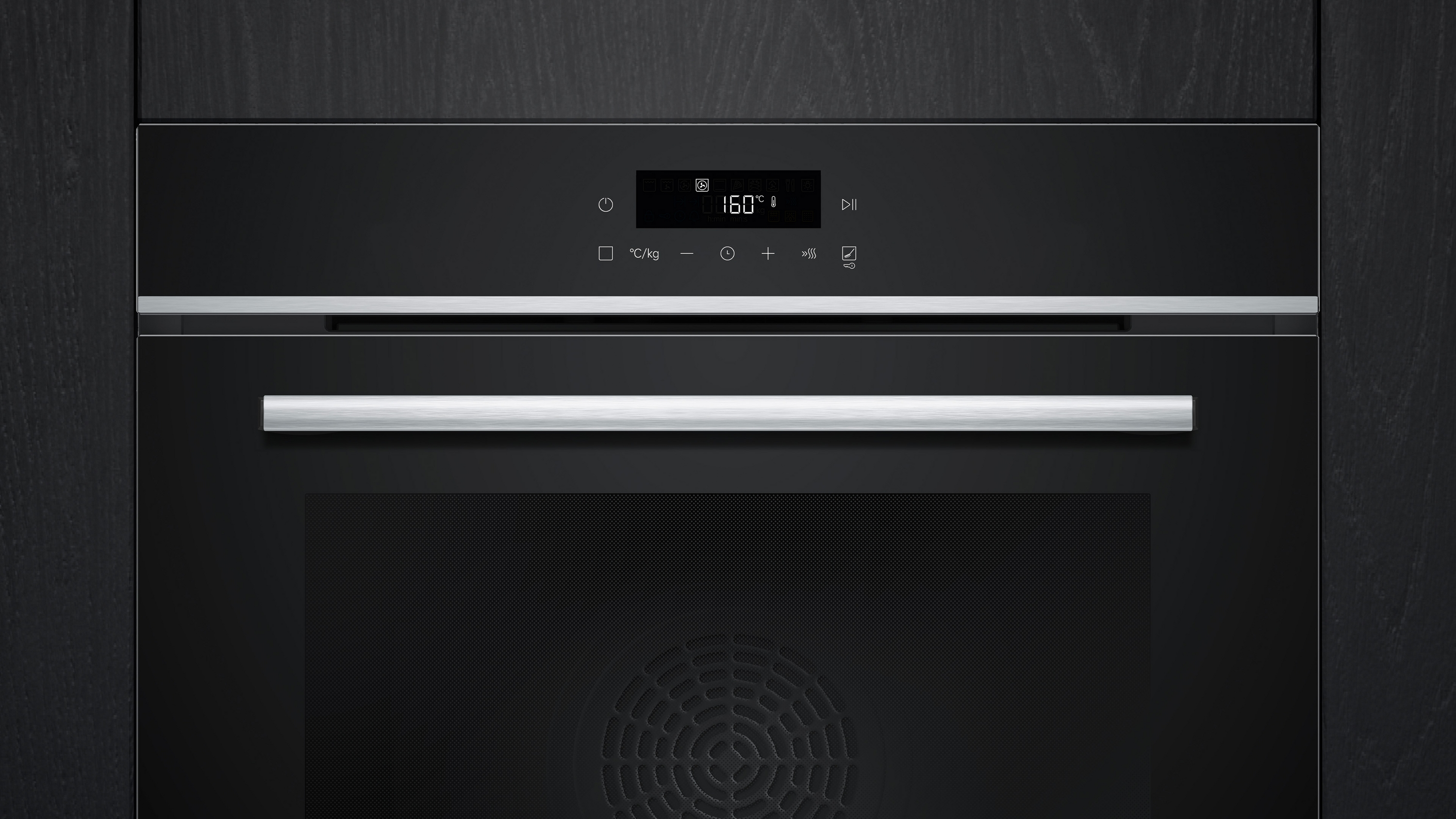 Ein Backofen mit Digitalanzeige und Bedienelementen.