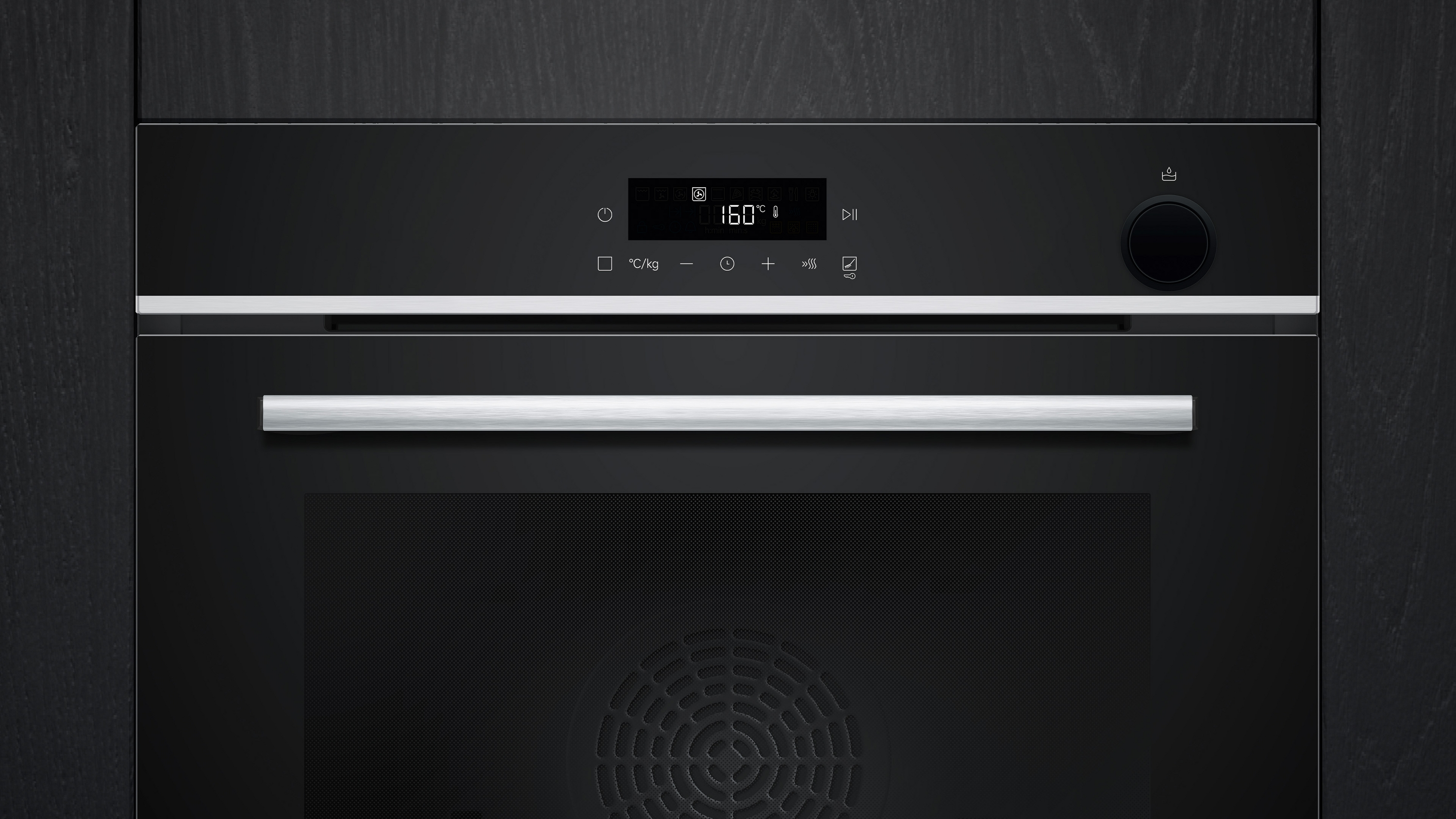 Schwarzer Backofen mit Digitalanzeige und Bedientasten.