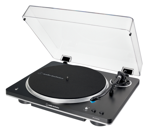 Czarny gramofon Audio-Technica z otwartą pokrywą przeciwkurzową, gotowy do użycia.