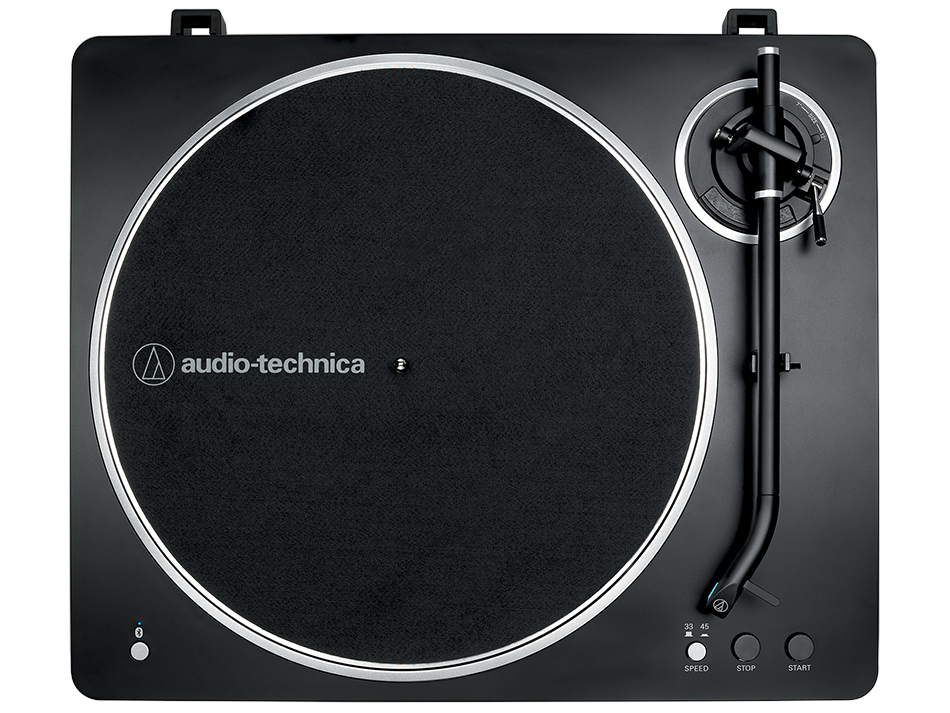 Czarny gramofon Audio-Technica z czarną płytą na wierzchu.