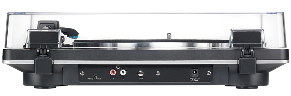 Czarny gramofon z przezroczystą pokrywą, z portami wejścia/wyjścia z tyłu.