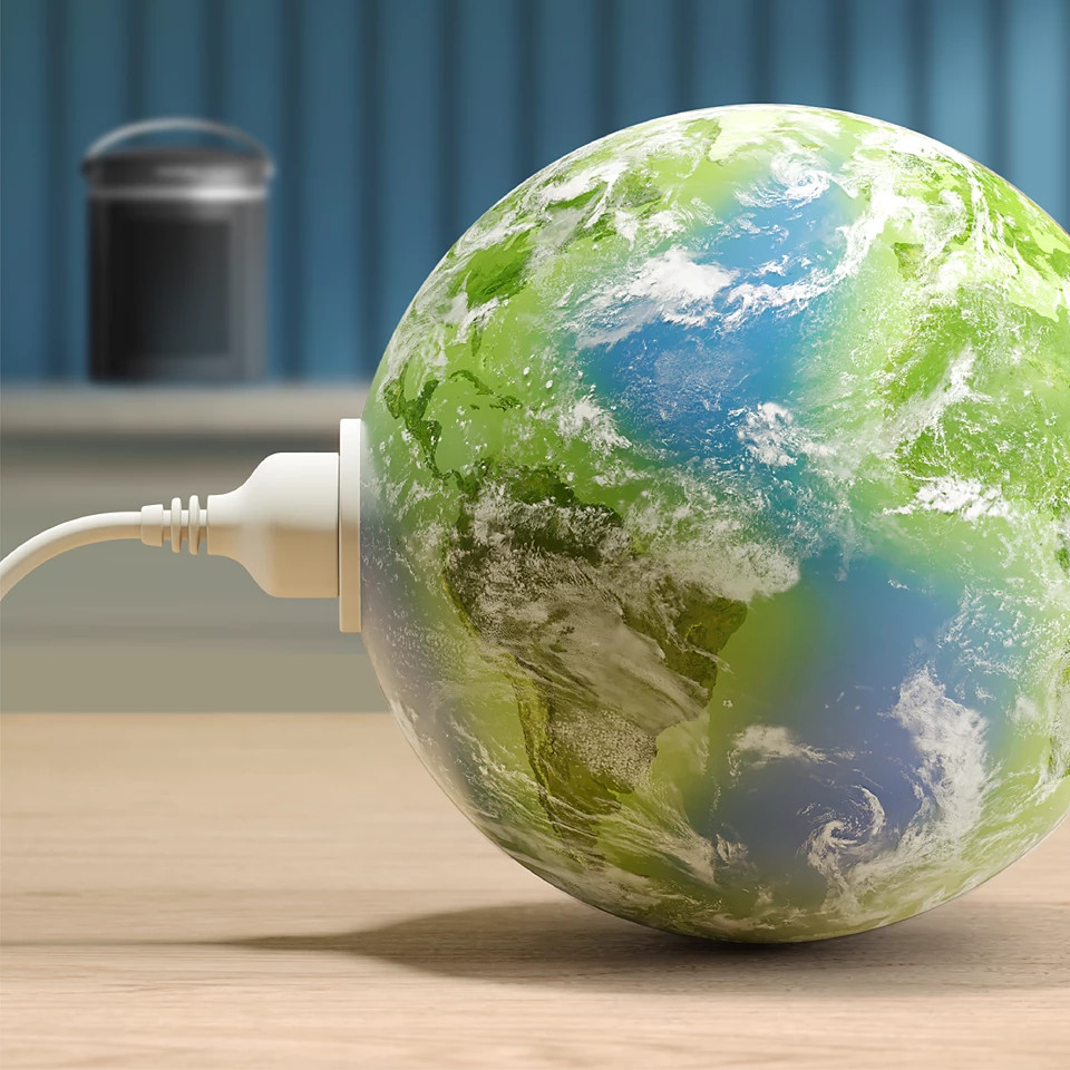 Globus z włożoną wtyczką.
