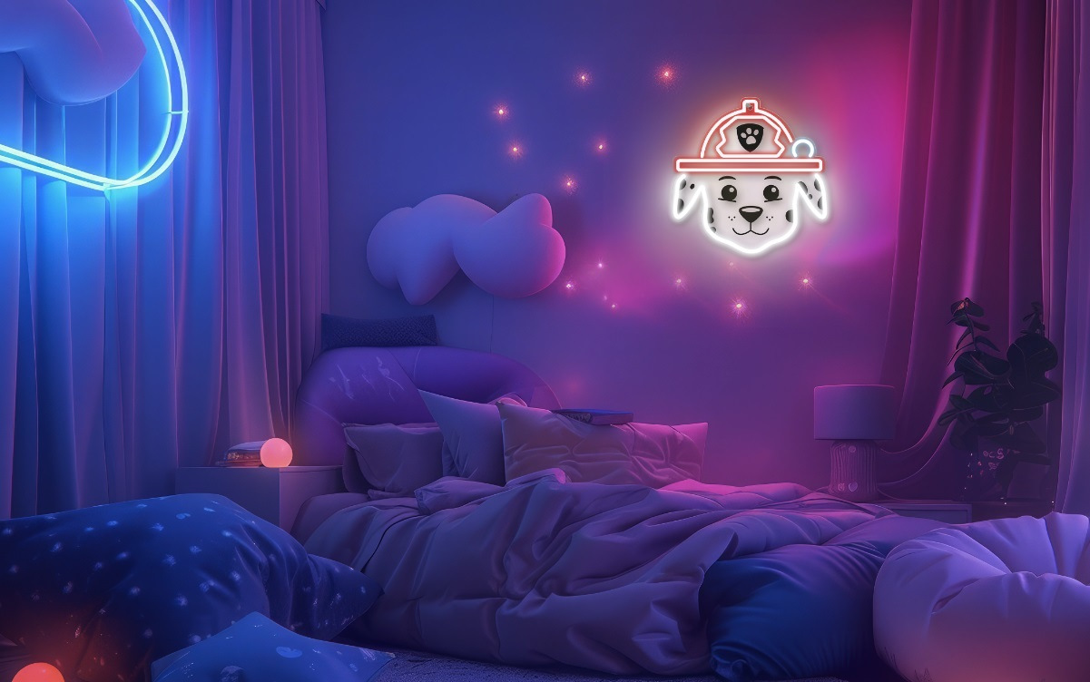 Neonowa głowa psa Marshalla na ścianie w sypialni. Łóżko i poduszki w pokoju.