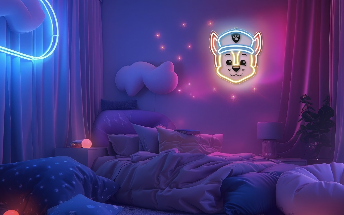 Neonowy znak Paw Patrol nad łóżkiem, pokój ma niebieskie, różowe światła.