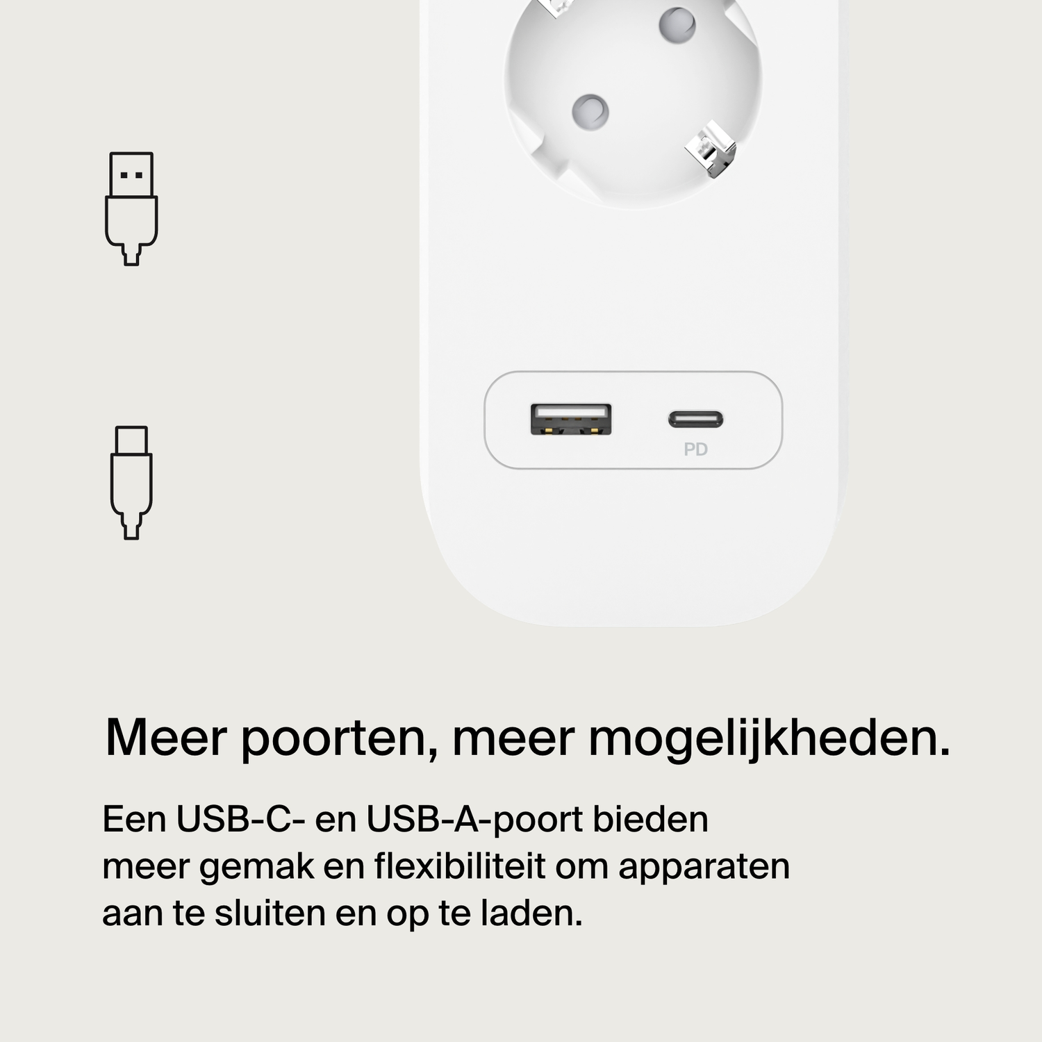 Wit stopcontact met USB-poorten, USB-C en USB-A, zwarte omtrekken van USB- en USB-C-kabels op een lichtbeige achtergrond.