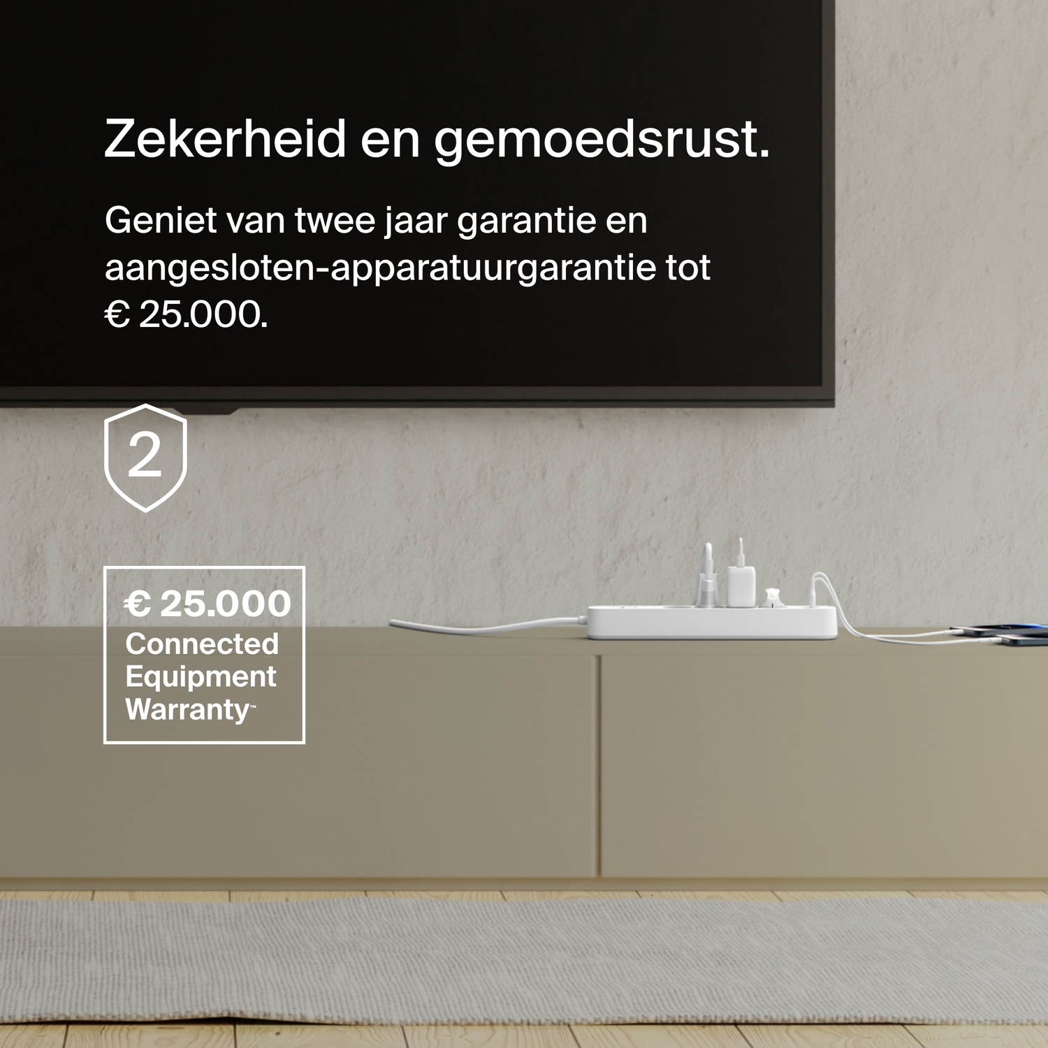 Een tv en een witte garantie voor aangesloten apparatuur staan op een houten kast. Tekst in het Nederlands.