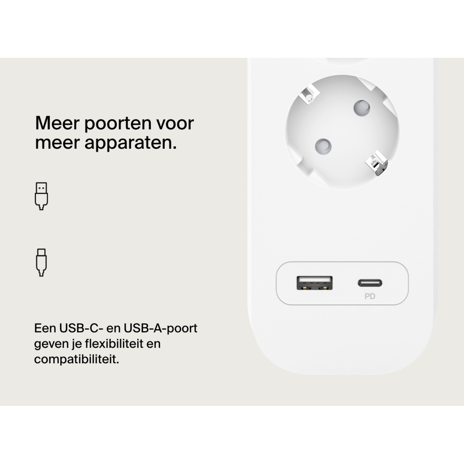 Wit stopcontact met USB-C- en USB-A-poorten, witte achtergrond.