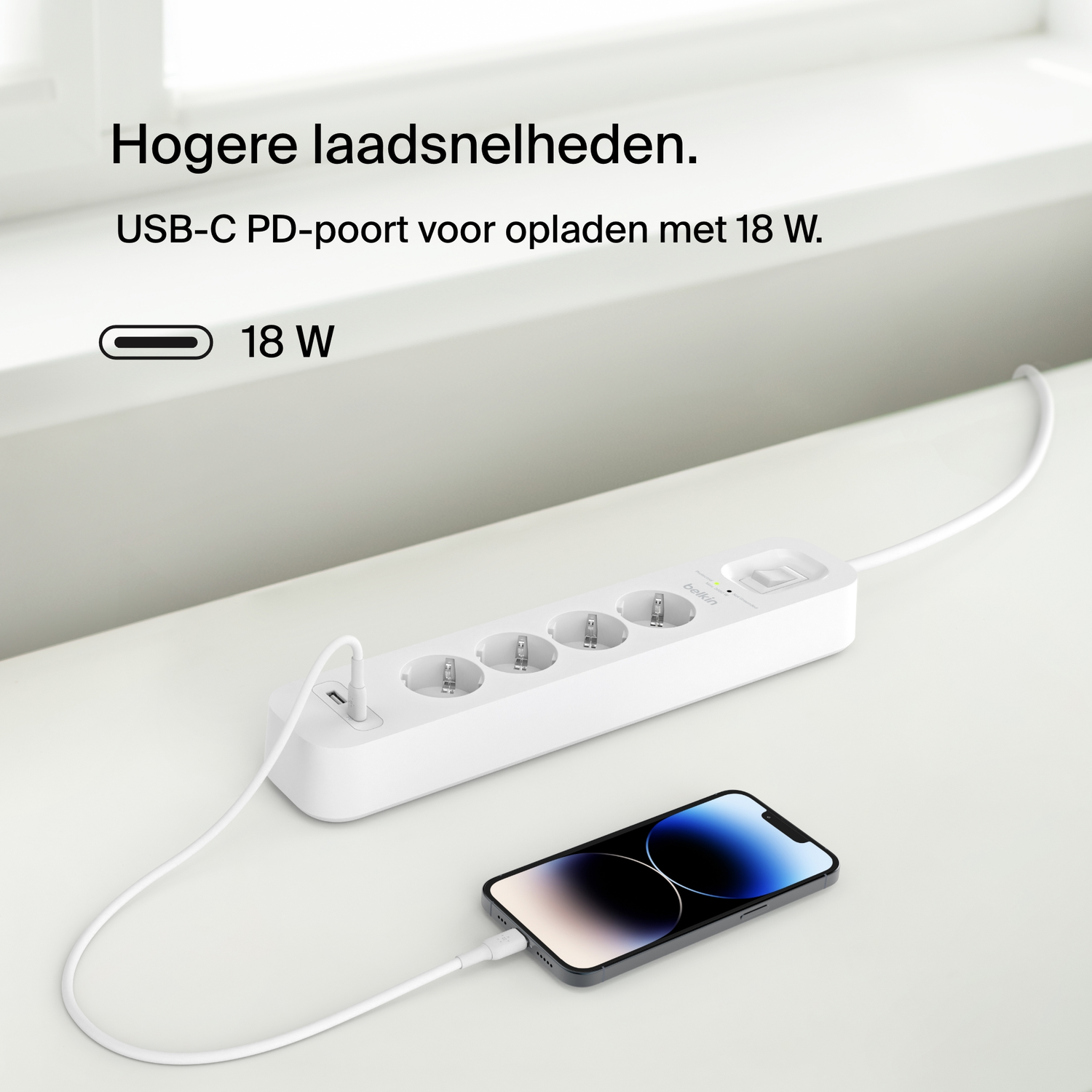 Een witte stekkerdoos met een telefoon die oplaadt, met 18W opladen en Nederlandse tekst.