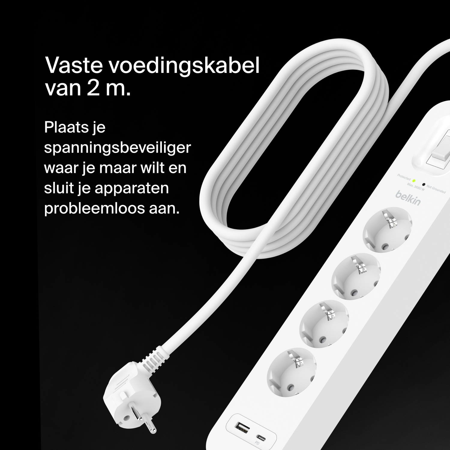 Een wit stekkerblok met een netsnoer van 2 m.