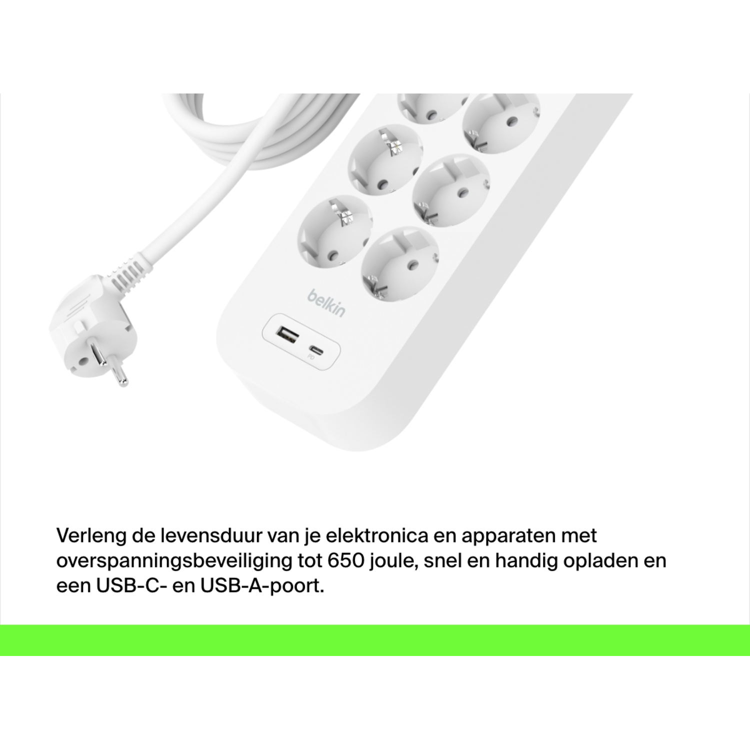 Witte stekkerdoos met meerdere stopcontacten, een USB-poort en een witte kabel, schuin naar links.