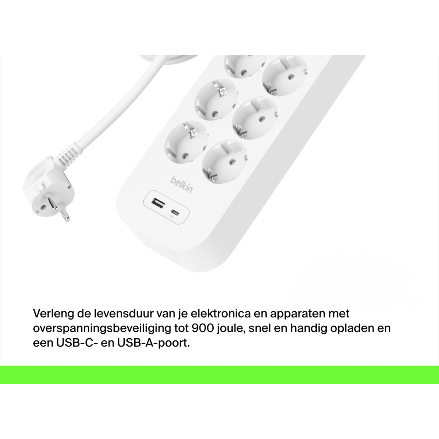 Een witte Belkin overspanningsbeveiliging met meerdere stopcontacten en een USB-poort, met stekker en snoer.